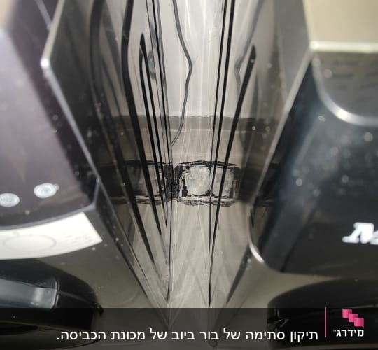 מכונות כביסה עם חיבורי צינורות מים